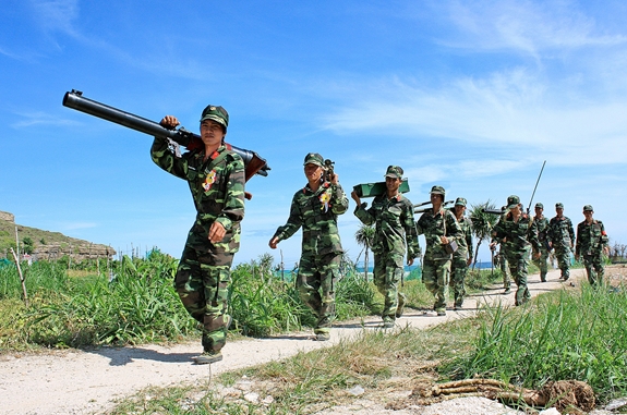 Chiến sĩ Ban CHQS huyện đảo Lý Sơn (tỉnh Quảng Ngãi) luyện tập sẵn sàng chiến đấu trước  Tết Nguyên đán Tân Sửu.